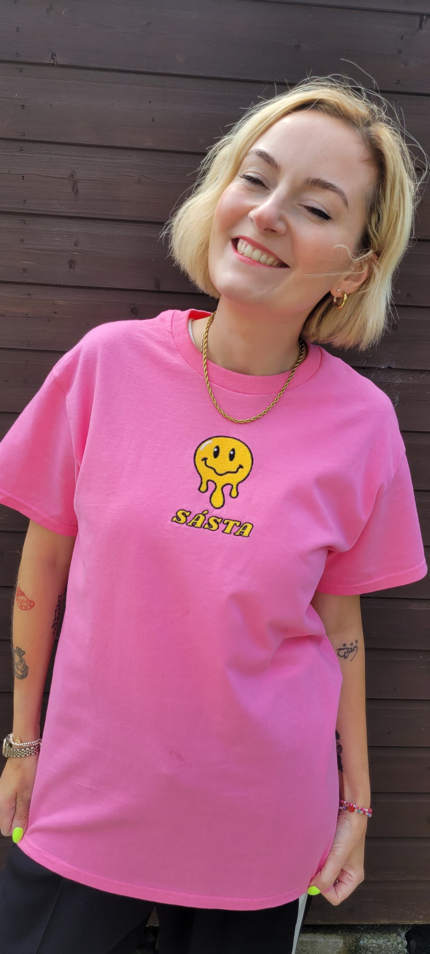 Sásta Tee